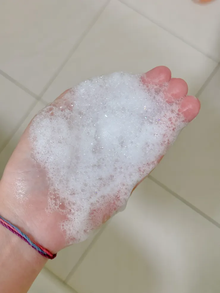 金盞花香味，比較甜美的蜂蜜花香調，沐浴球搓出不少泡沫
