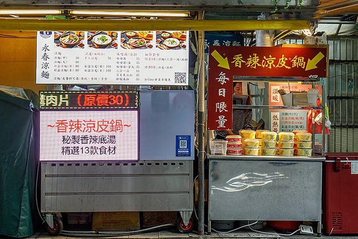 麻媽家最早從街頭兩坪騎樓攤車起步，如今將開始走向全面標準化。圖/眾旺餐飲提供