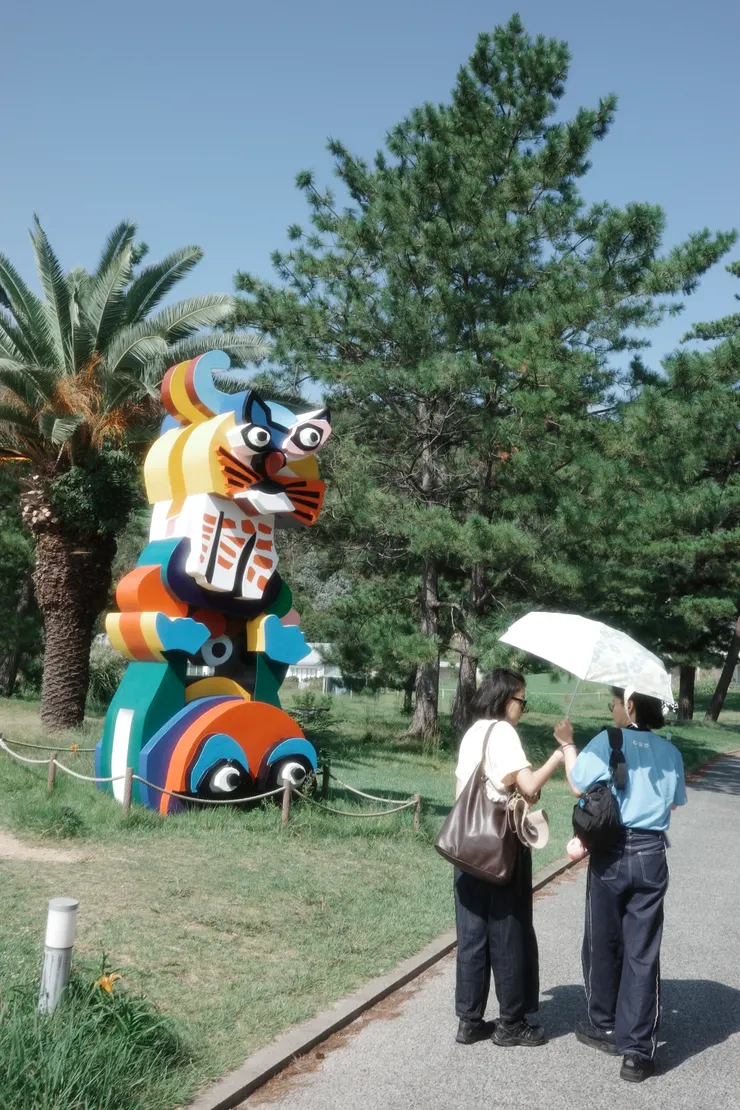 1989年7月,直島國際露營地開始營業,當時設置卡雷爾·阿佩爾(Christiaan Karel Appel,1921—2006)的室外雕塑「蛙與貓」是直島最早的常設現代藝術作品。