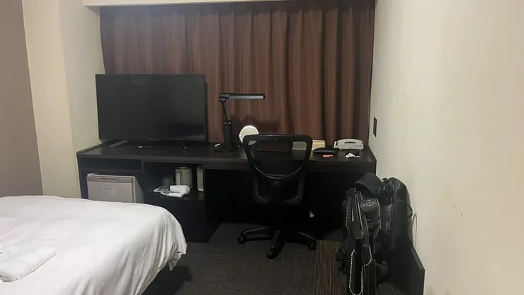 至少不是連轉身都困難的那種。