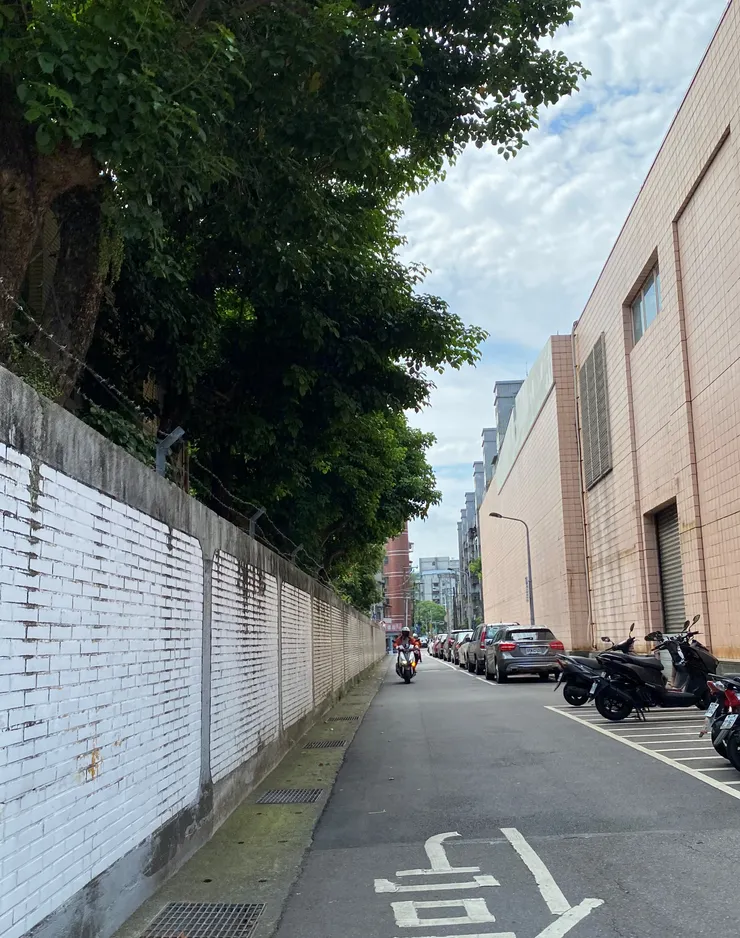 沿著這一條路一直走，就會到景美市場、新店溪