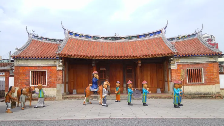 高雄鳳山鳳儀書院，外頭有清領時期台灣人祖先的日常生活樣貌。（照片版權皆屬作者本人所有，請勿轉載盜用。）