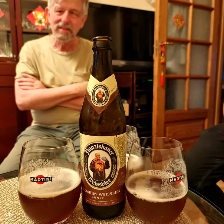 【首都居大不易斗室溫馨正好聊天！克里斯和表妹溫暖的家。】