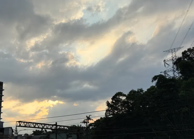 分享一下今天的夕陽，從左下到右上好像有三隻手掌在捧著光