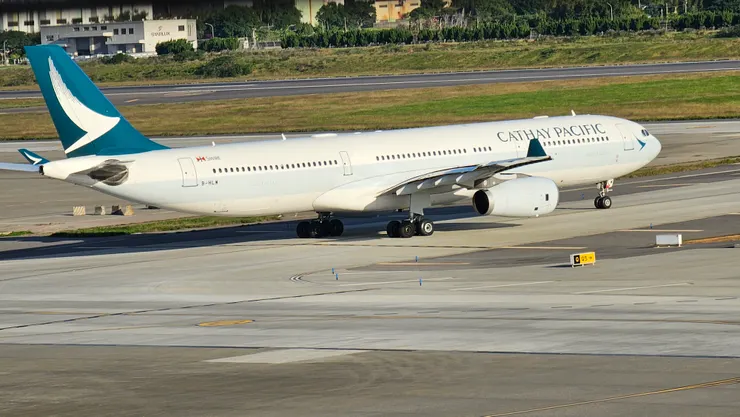 這是國泰航空的空中巴士A330-300型客機!