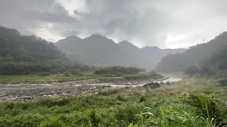 山間蜿蜒的溪流