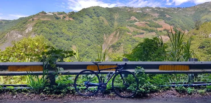 對岸的山巒清楚可見被開墾的傷疤