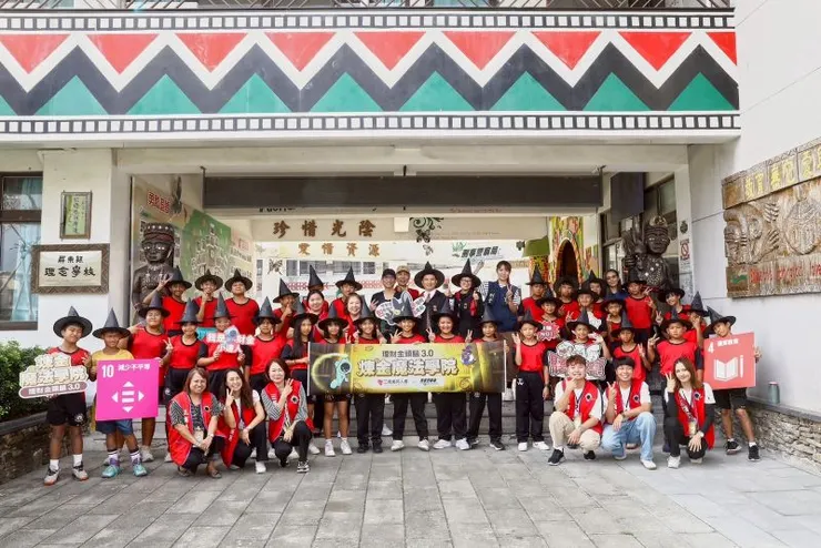 ▲泰武國小校長賴慶安、三商美邦人壽高雄區部副總楊益正及1780通訊處同仁，陪伴孩子學習理財與防詐知識。