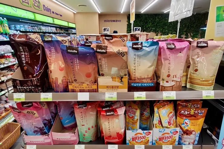 韓國人每年所喝咖啡量是全球平均值二倍,幾乎是人人一天一杯咖啡,熱愛咖啡乃至成癮,便利商店內各式咖啡應有盡有,說韓國是「咖啡共和國」(커피공화국)也不為過。/陳慶德攝