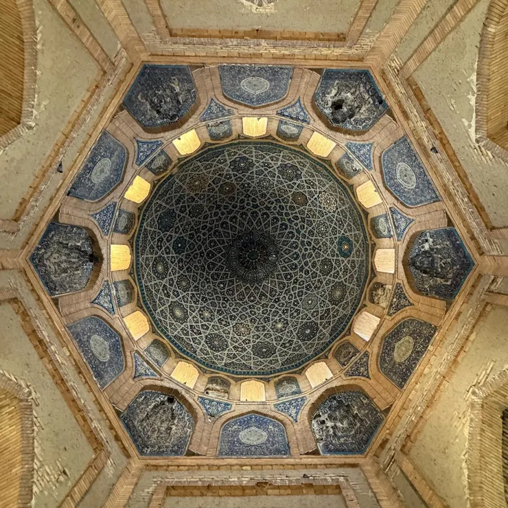 Turabeg Khanym Complex 的天花板,穹頂邊緣365片磁磚代表365天,24個小拱窗為一天24小時,再大一點的12個拱窗為一年12個月