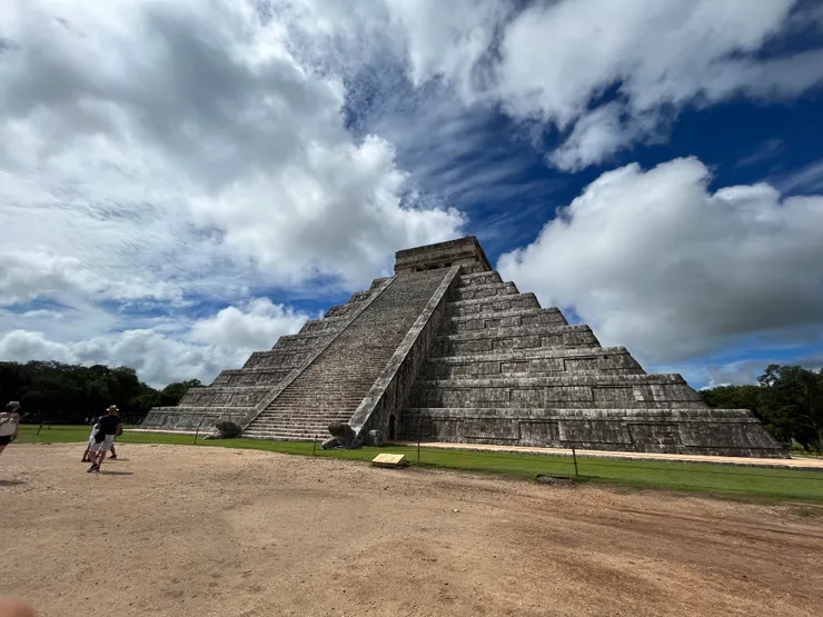 一進門的招牌羽蛇神金字塔