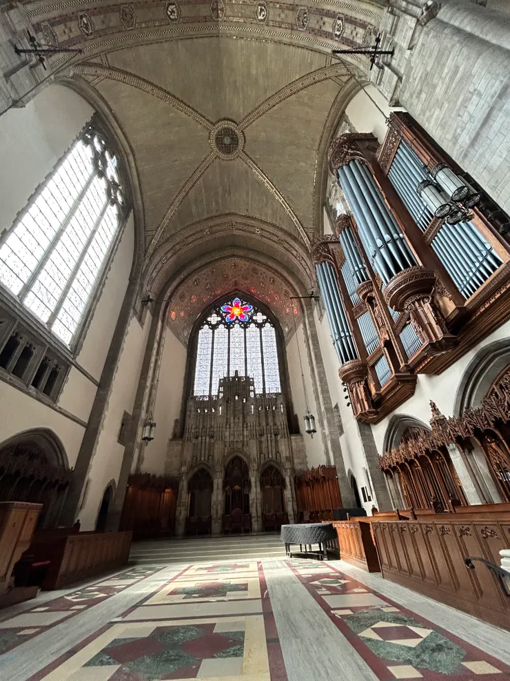 學校教堂就有管風琴，令人羨慕的財力