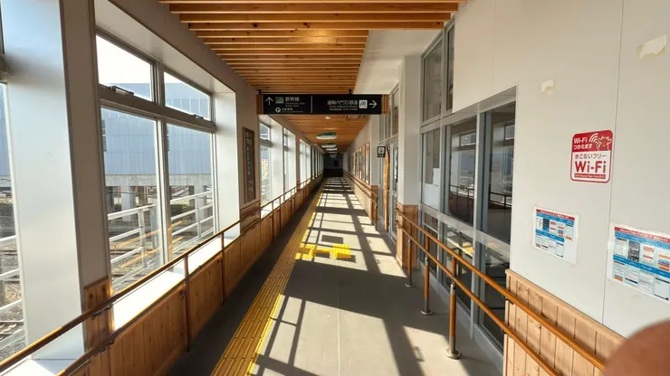 連結北海道新幹線月台，沒買票進入新幹線月台看不到高鐵車廂。