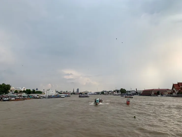 沿著昭披耶河向南航行