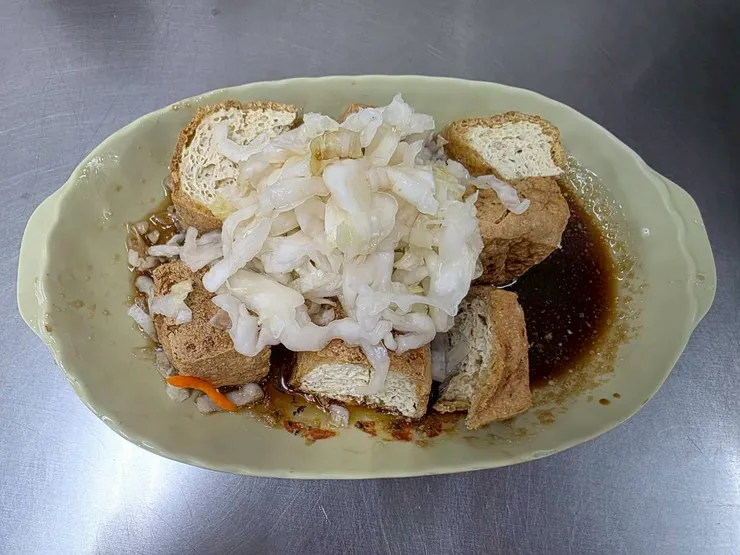 臭豆腐很像海綿狀孔洞大，外酥內嫩，泡菜給得大方，濃郁蒜味搭配鹹味豆瓣醬吃起來很爽。