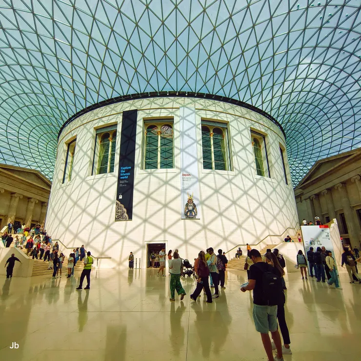 【中庭的環狀廣場十分遼闊壯觀，透明玻璃圓頂採光無礙，三角網格狀棚架，形成特殊的光影效果。】