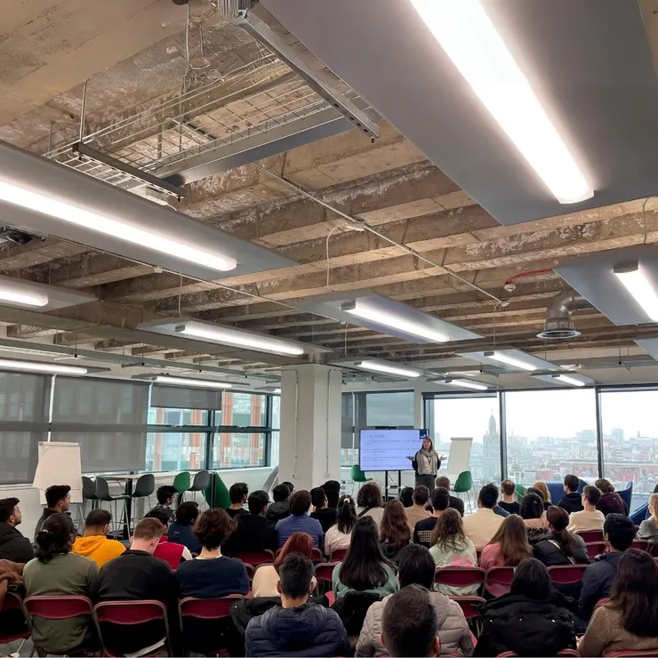 剛開始幾乎座無虛席。