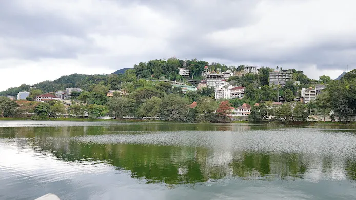 康提湖南岸的山坡上， 古樸雅緻的酒店別墅櫛比鱗次， 也包括我們今晚要入住的飯店。