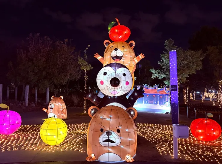 「地下密會」燈組，推廣臺中南屯「躦鯪鯉」文化及百年萬和宮景點。圖/臺中市政府農業局提供