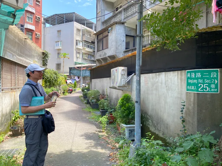 通過興隆路一段271巷4弄，萬盛溪流往和伯公紀念館前方的小巷子