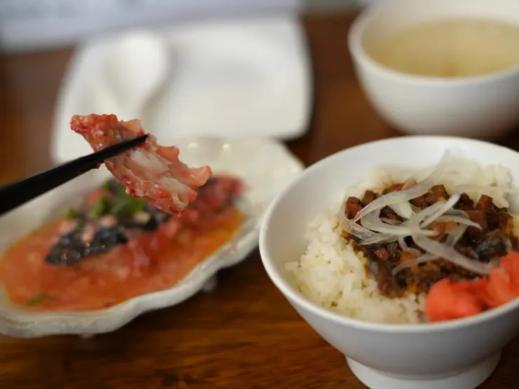 午間套餐 - 海鰻飯 300元，包括沙拉、例湯、清蒸海鰻以及鮪魚滷肉飯(加價30元)。