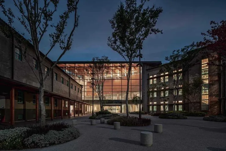 日治時期的菸酒公賣所改建的嘉義市立美術館，新舊融合的建築手法亦象徵畫都的傳承