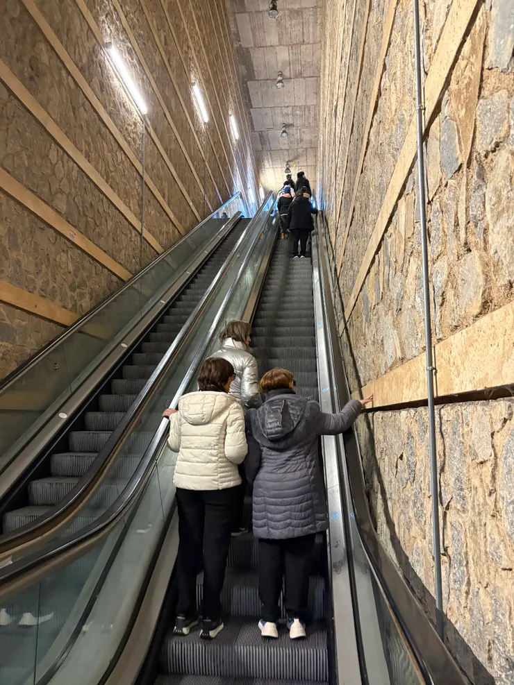 銀髮族友善的電扶梯