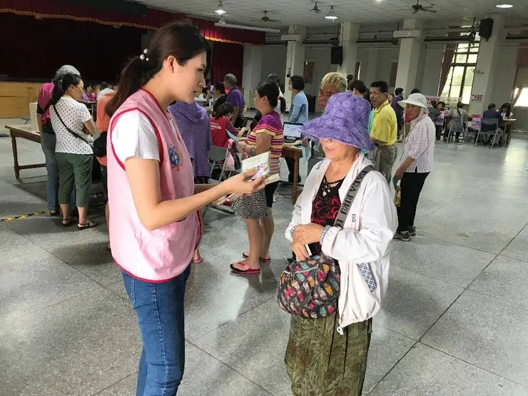 民眾積極參與由大園區公所舉辦之有獎徵答宣導活動。圖:桃園市政府社會局提供
