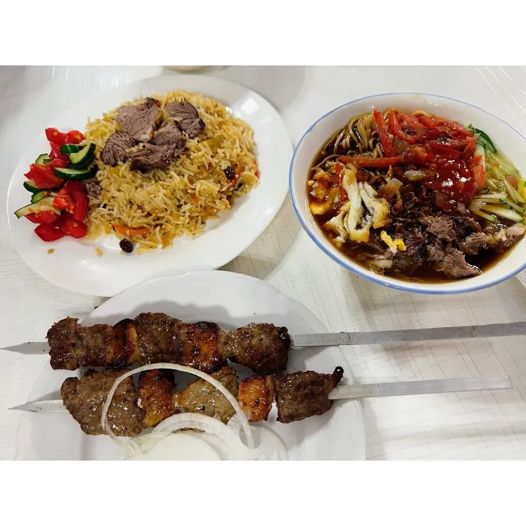 手抓飯像炒飯、黑色湯麵有種台灣古早味、烤肉好吃!