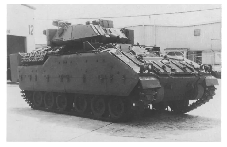 ASTB的右側，可以看到乘員艙上方斜面安置大量原本存放在車體內的25毫米彈藥箱。