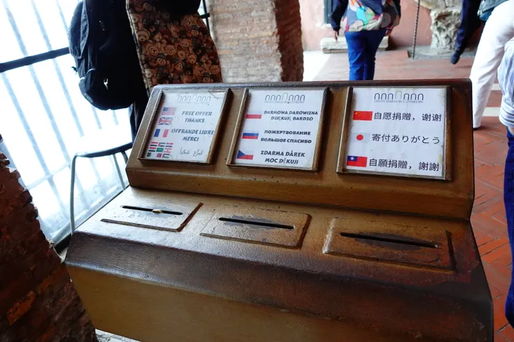 真理之口沒有所謂的入場門票制度，但講究自助投幣「樂捐」入場。