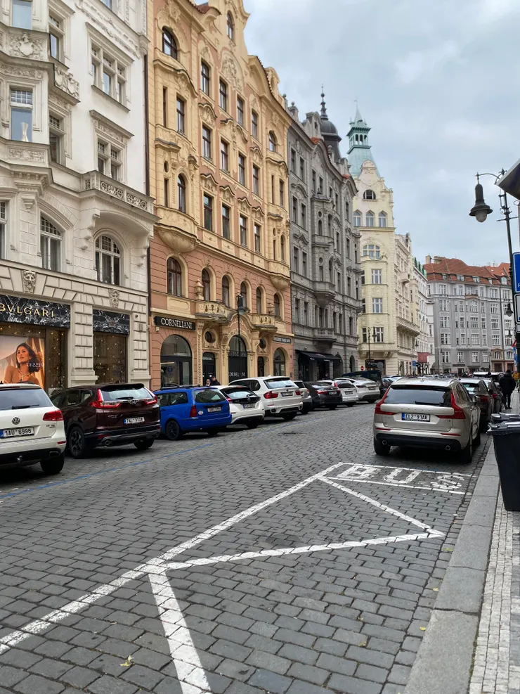 ▲她在布拉格的精品街面試超過100間店