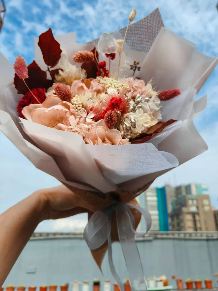 是因為花束型態的關係,所以覺得很假嗎 ?