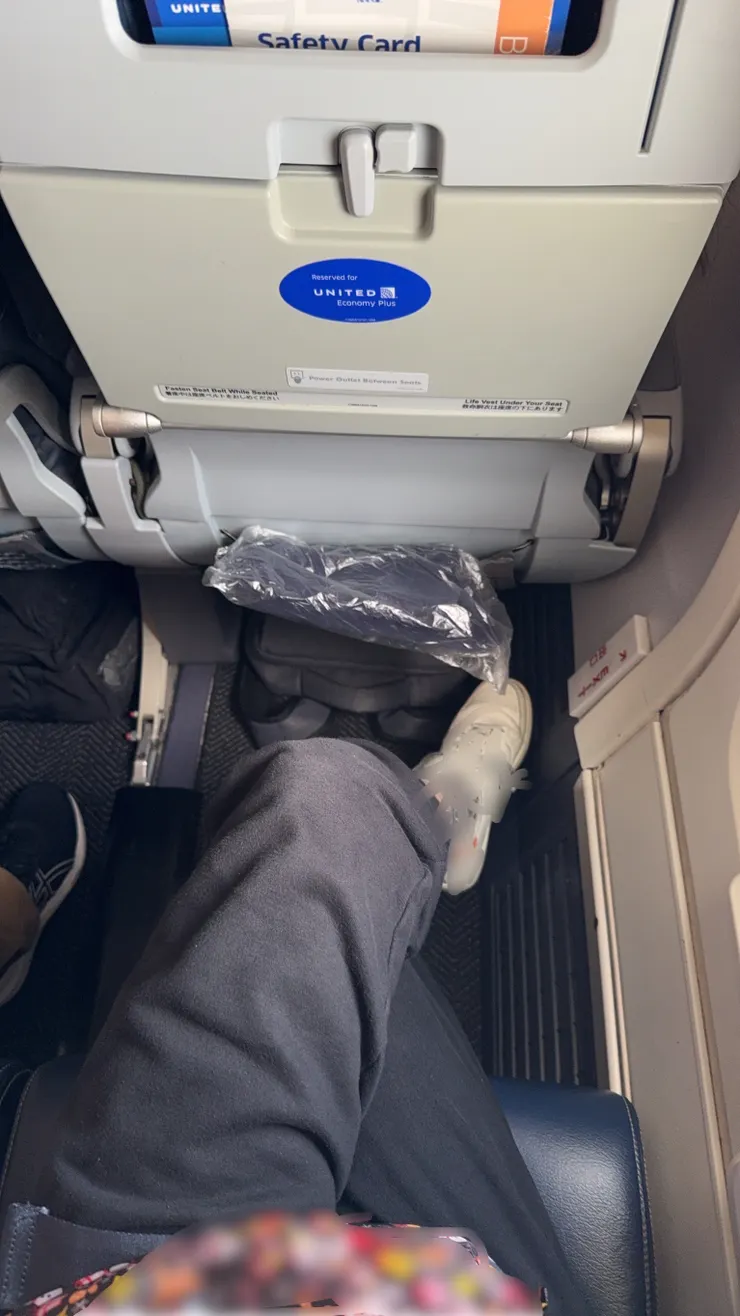 安全門旁的座位