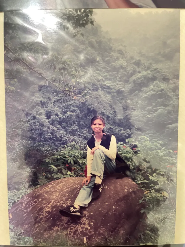 照片為 16 歲時，外出社團活動的留影。 ( 手機翻拍照片 )