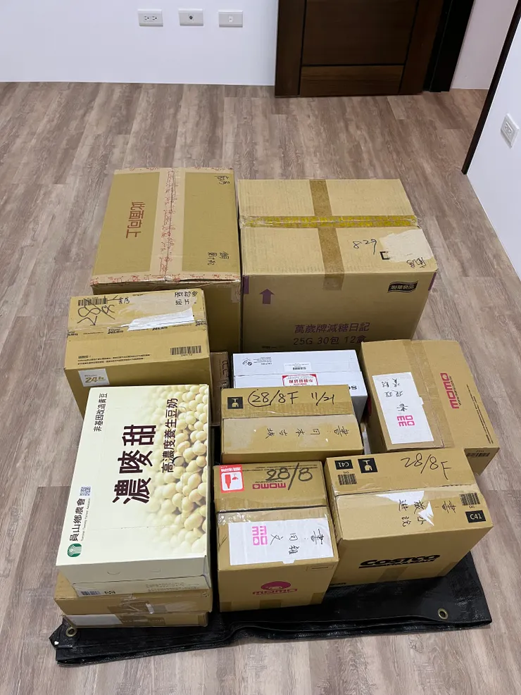 書房物品與廚房物品(廚房尚在施工，所以廚房用品先放在其它房間)