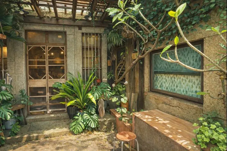 老宅補助往往是一次性支出，問題容易復發；社宅則可透過長期管理、合理租金與制度設計，形成穩定住宅供給，同時推動都市更新、提升城市安全與景觀。