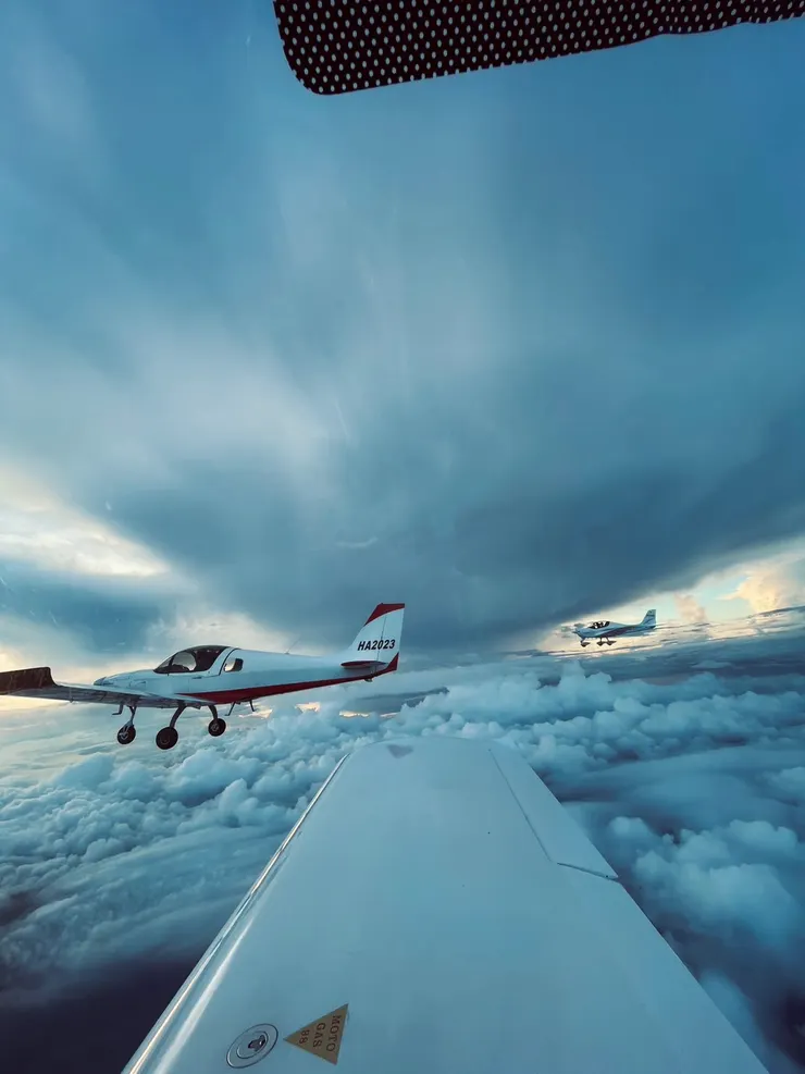 夥伴們的輕航機教練是空軍,帶他們翻轉360度。 I攝影:同行的夥伴