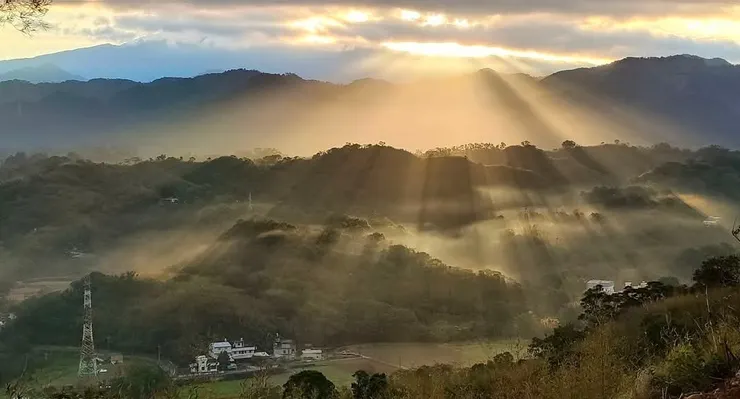 謝謝網友「詹sindy」分享超美的晨間墨硯山