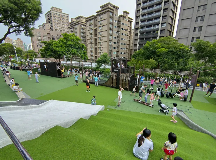 磨石子溜滑梯跟波浪草坪