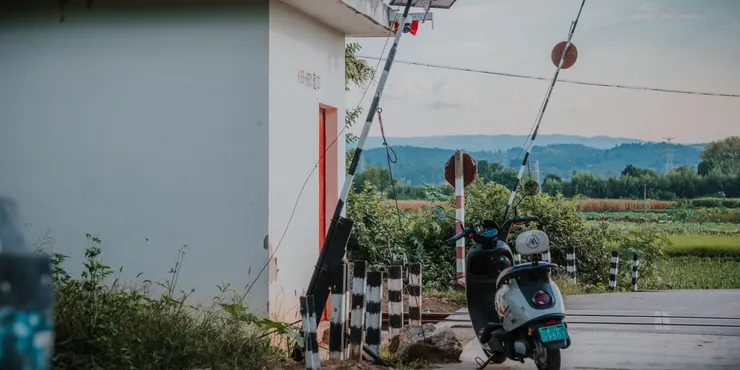 我停在某一處，思緒突然回到從前