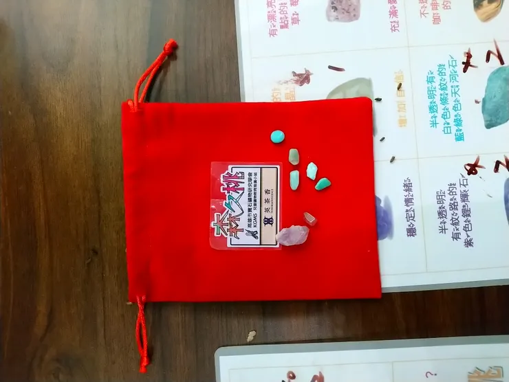 在砂池中挖出天然礦物