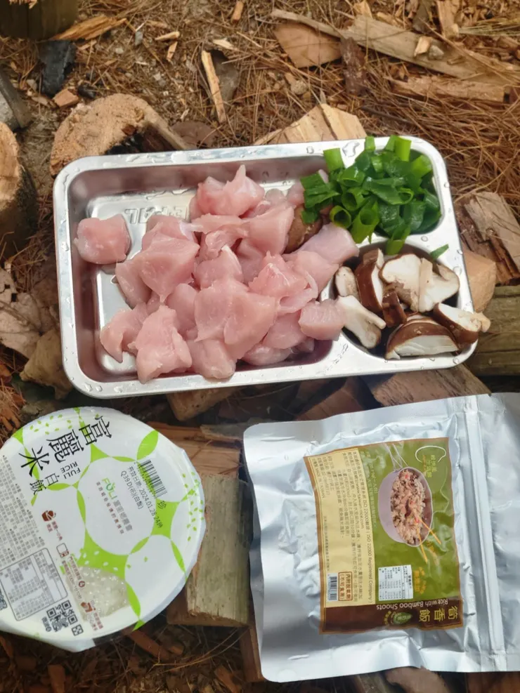 把昨天沒吃完的食材拿出來煮粥。