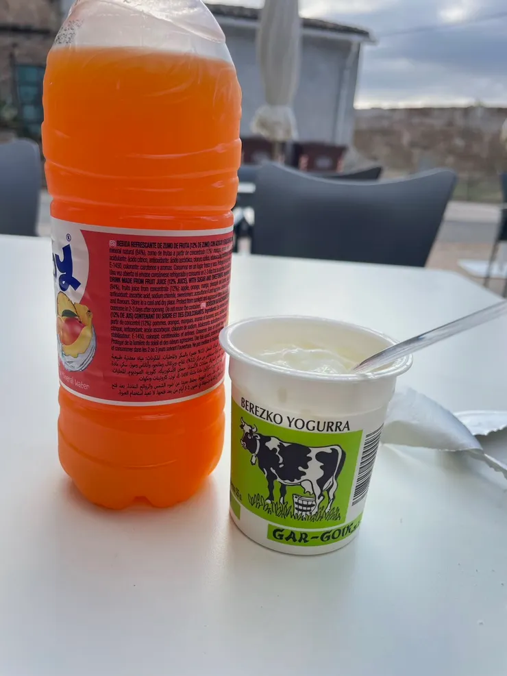 路上幫自己補充的果汁和優格，大量的蛋白質攝取有助我除去肌肉的乳酸堆積。