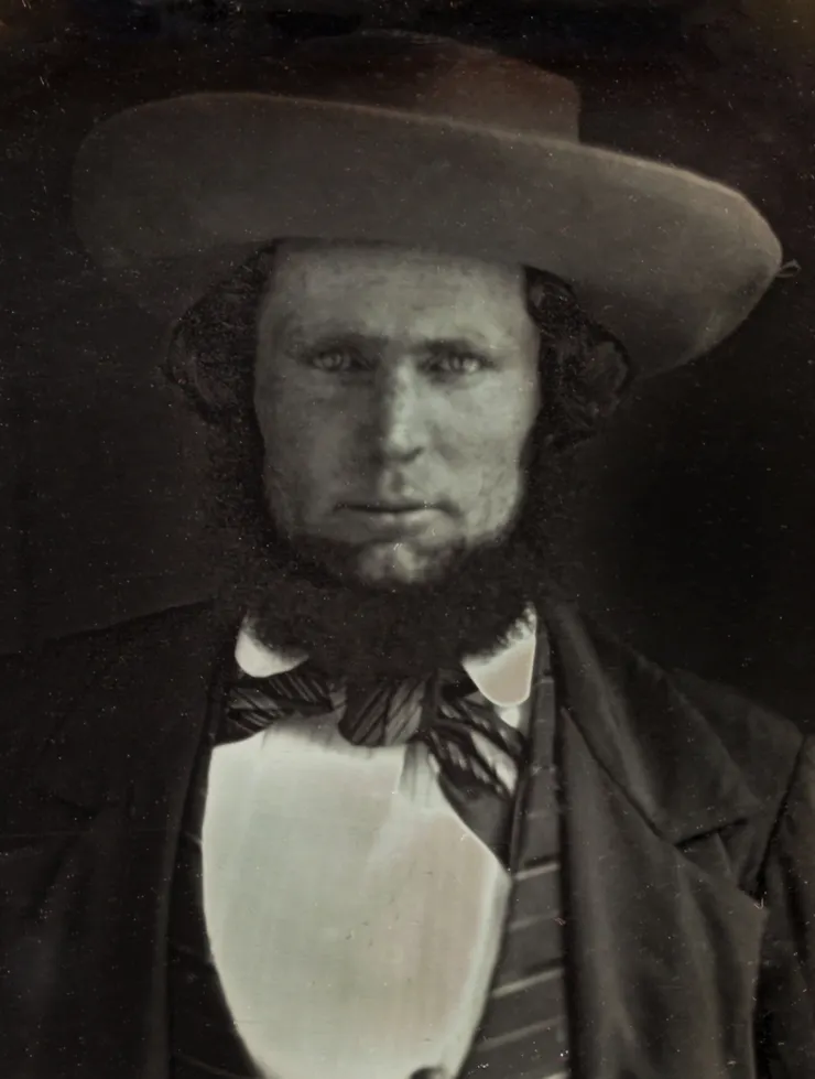 內伯斯上尉，後來以擔任德克薩斯與美國政府的印第安專員而得名，他十分認真學習科曼奇人的語言與習俗，博得對方的敬重；但他無法化解美國殖民者與原住民之間的衝突，還被指控偏袒原住民，最終遭殖民者刺殺身亡。