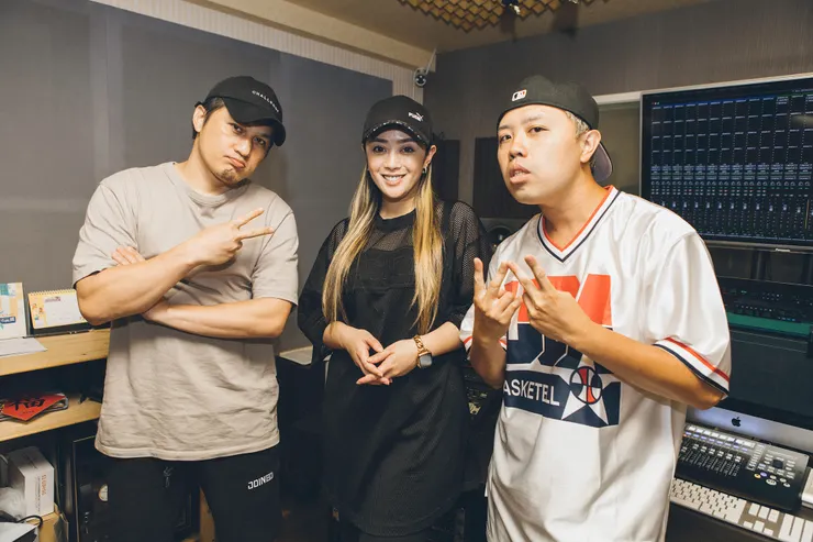 STACO（右）邀請甫獲第35屆金曲獎「最佳原住民語歌手獎」的舞思愛（中）一同合作〈枕頭山〉。