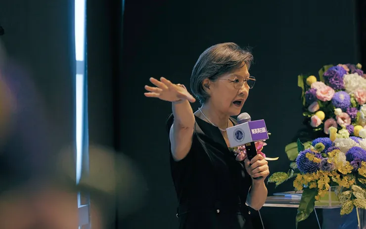 ▲英語教學博士尤菊芳分享線上線下分歧點下，教師抉擇與自我定位 (圖/菁英國際提供)