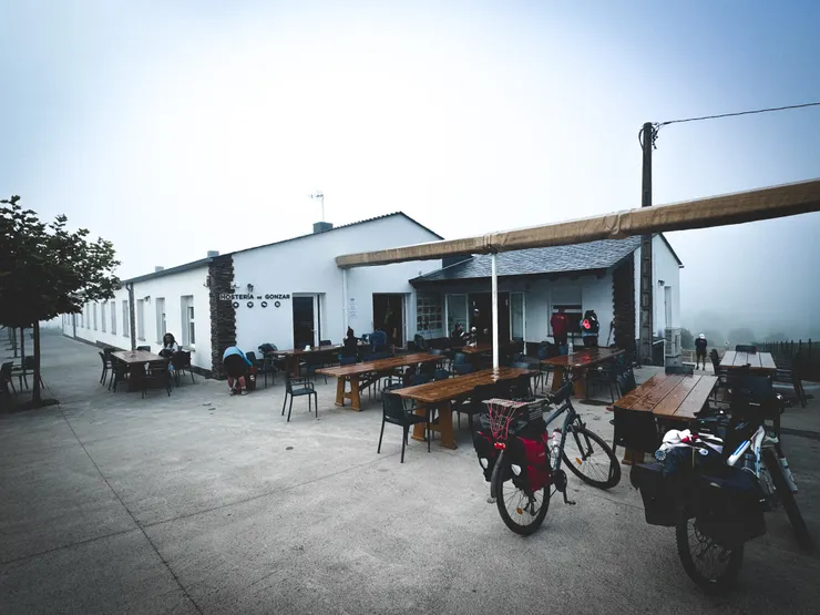 這家朝聖餐廳很多人！！因為人太多所以我們沒有進去，但看菜單價格和品項都還行。有機會去的人不防試試！