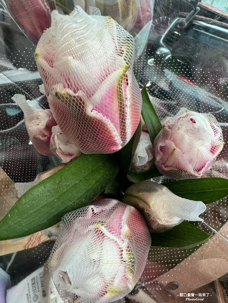 加購一束15個花苞250元。新台幣買到滿室花香。