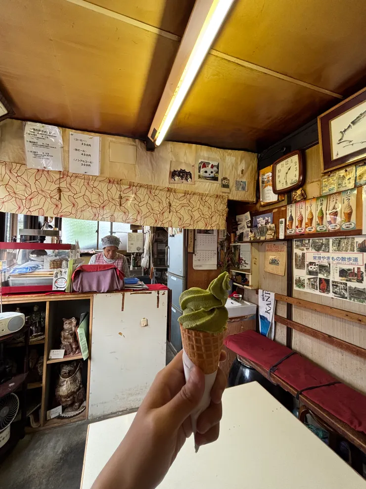 老奶奶和可愛的小茶屋